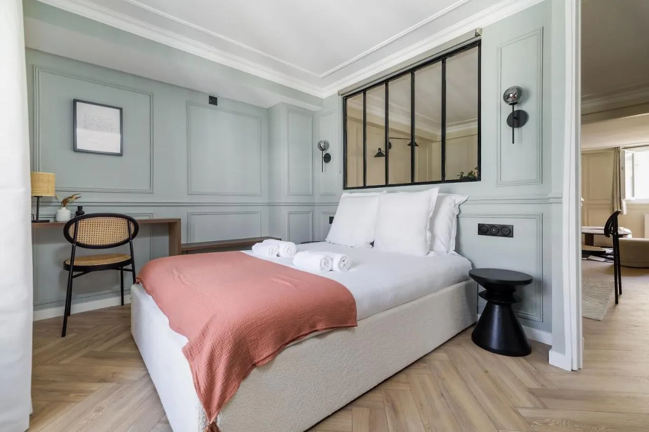 Poetic Stay - Louvre Paris Apartment