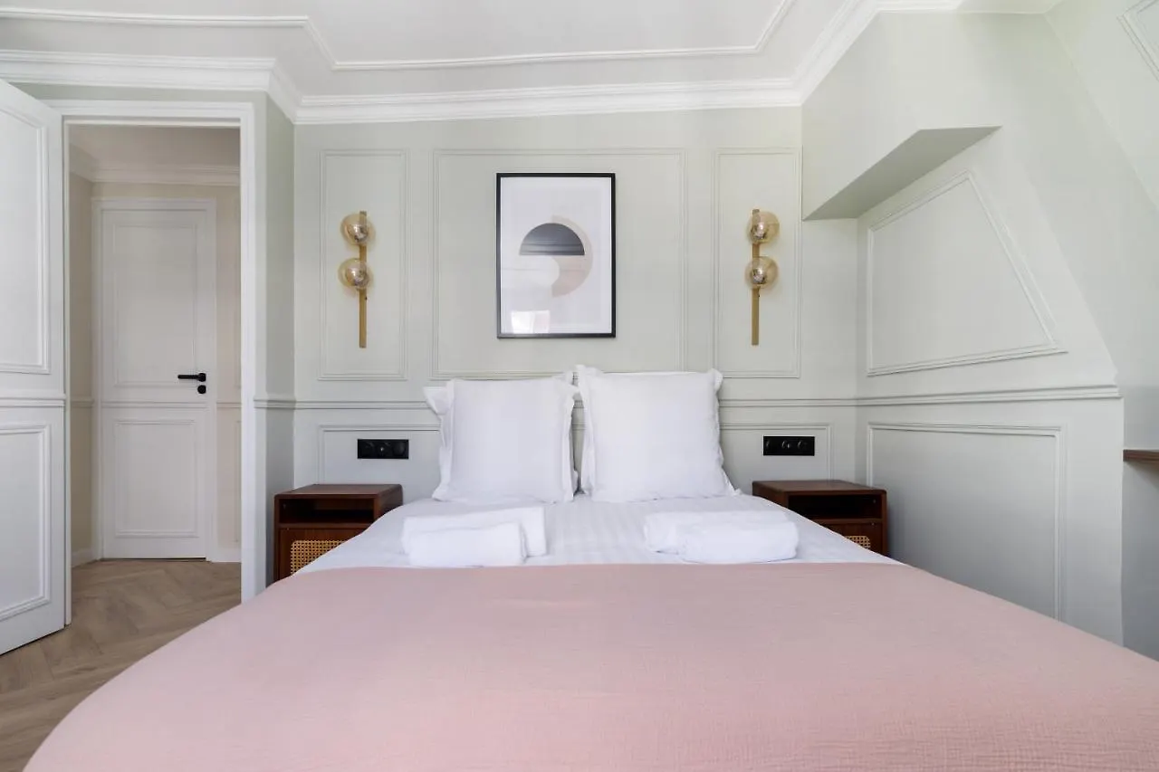 Poetic Stay - Louvre Paris Apartment